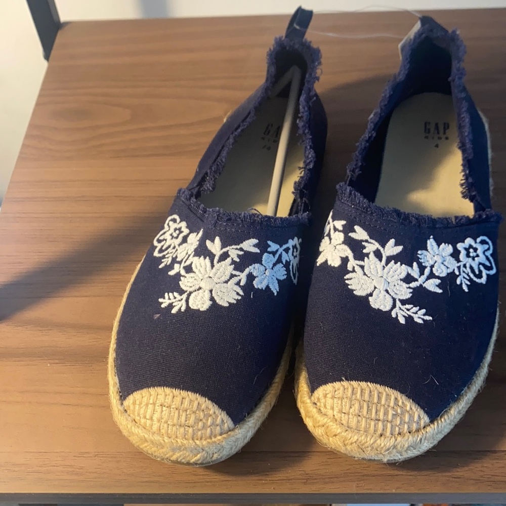 Kids new with tags size 4 navy embroidered espadrille